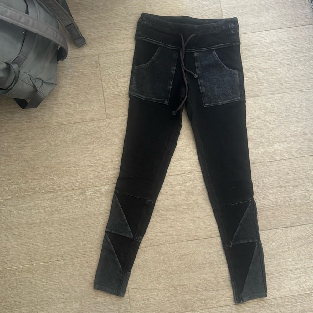 Black Leggings with Slim Fit and Versatile Style